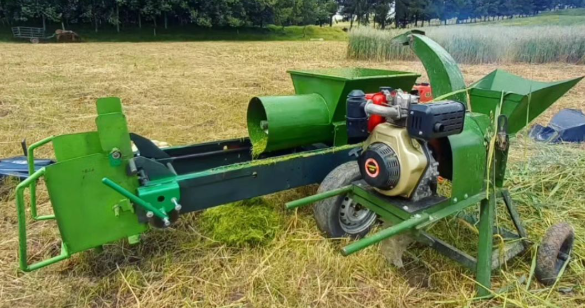 Maquinaria verde agroindustrial en campo